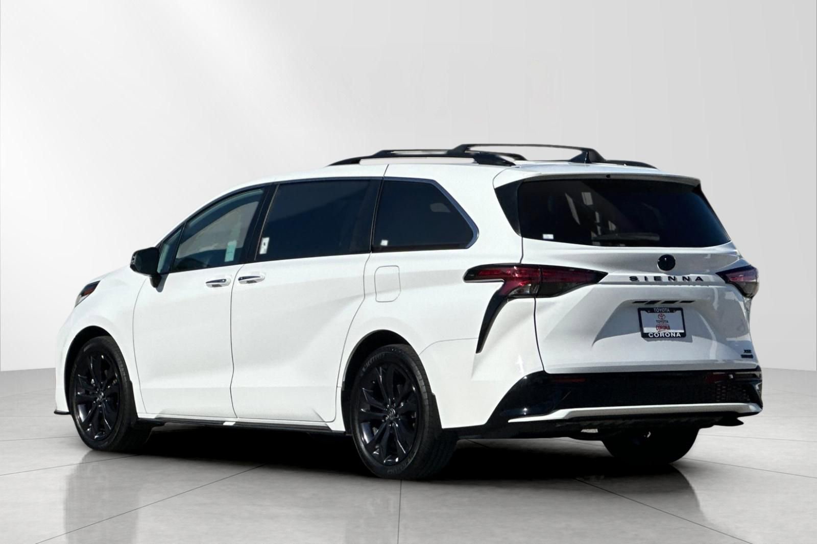 Used 2024 Toyota Sienna XSE w/ XSE Premium Package image 6