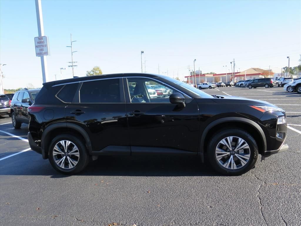 Used 2023 Nissan Rogue SV image 2