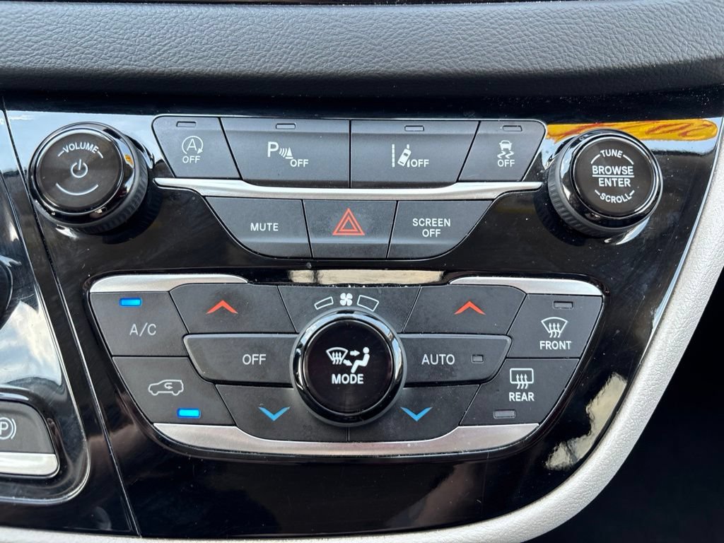 Used 2024 Chrysler Pacifica Touring-L FWD image 29