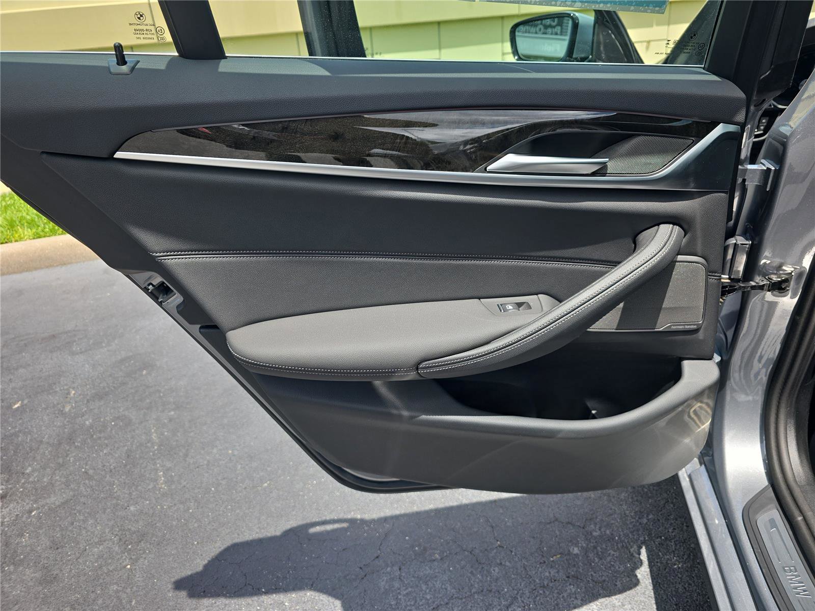 Used 2023 BMW 530e w/ Premium Package RWD image 12