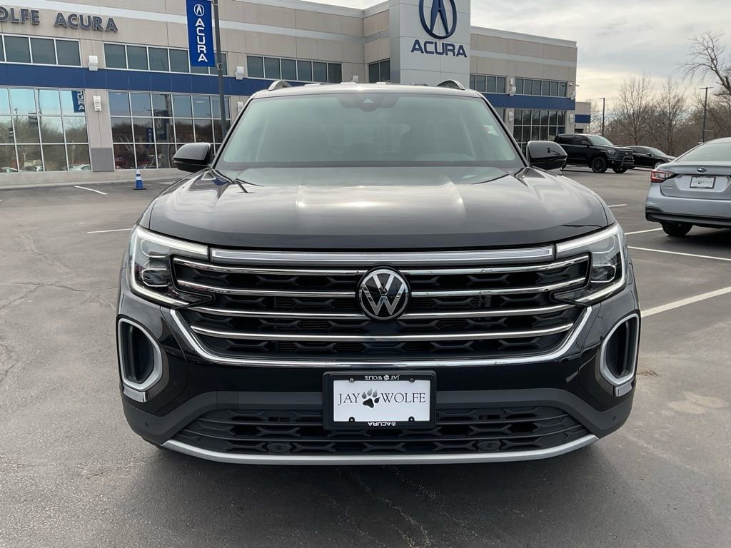 Used 2025 Volkswagen Atlas SE image 2