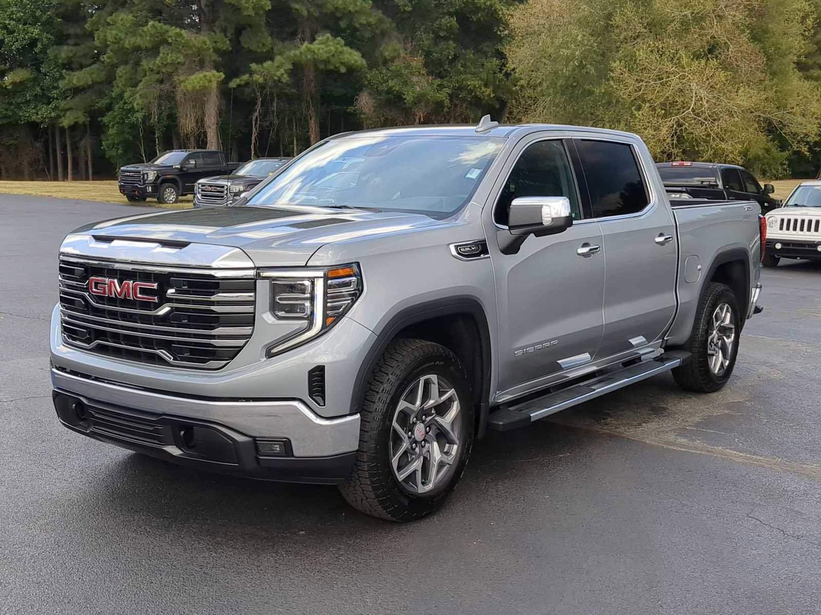 Used 2025 GMC Sierra 1500 SLT w/ SLT Premium Package image 4