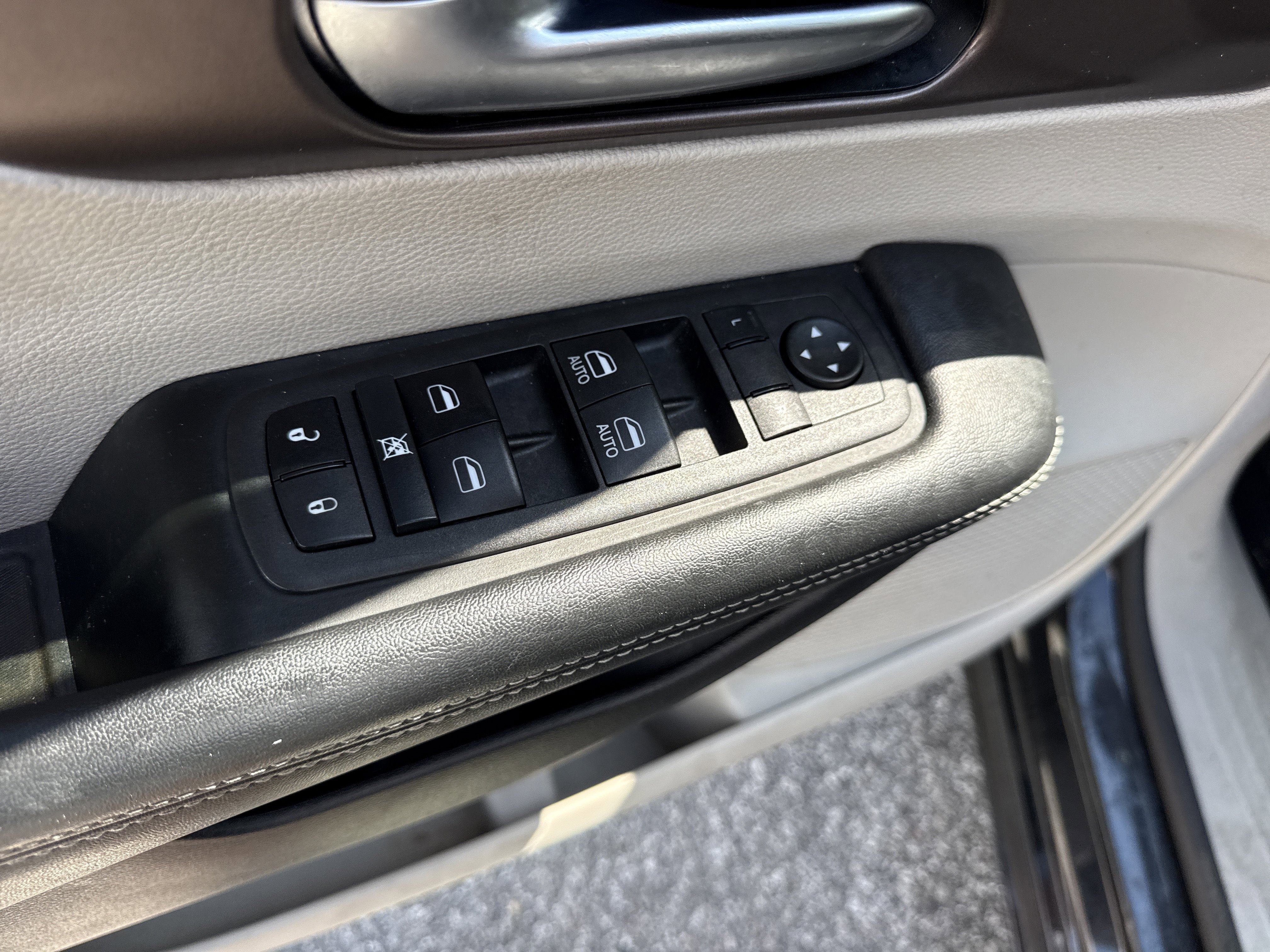 Used 2022 Chrysler Voyager LX image 36