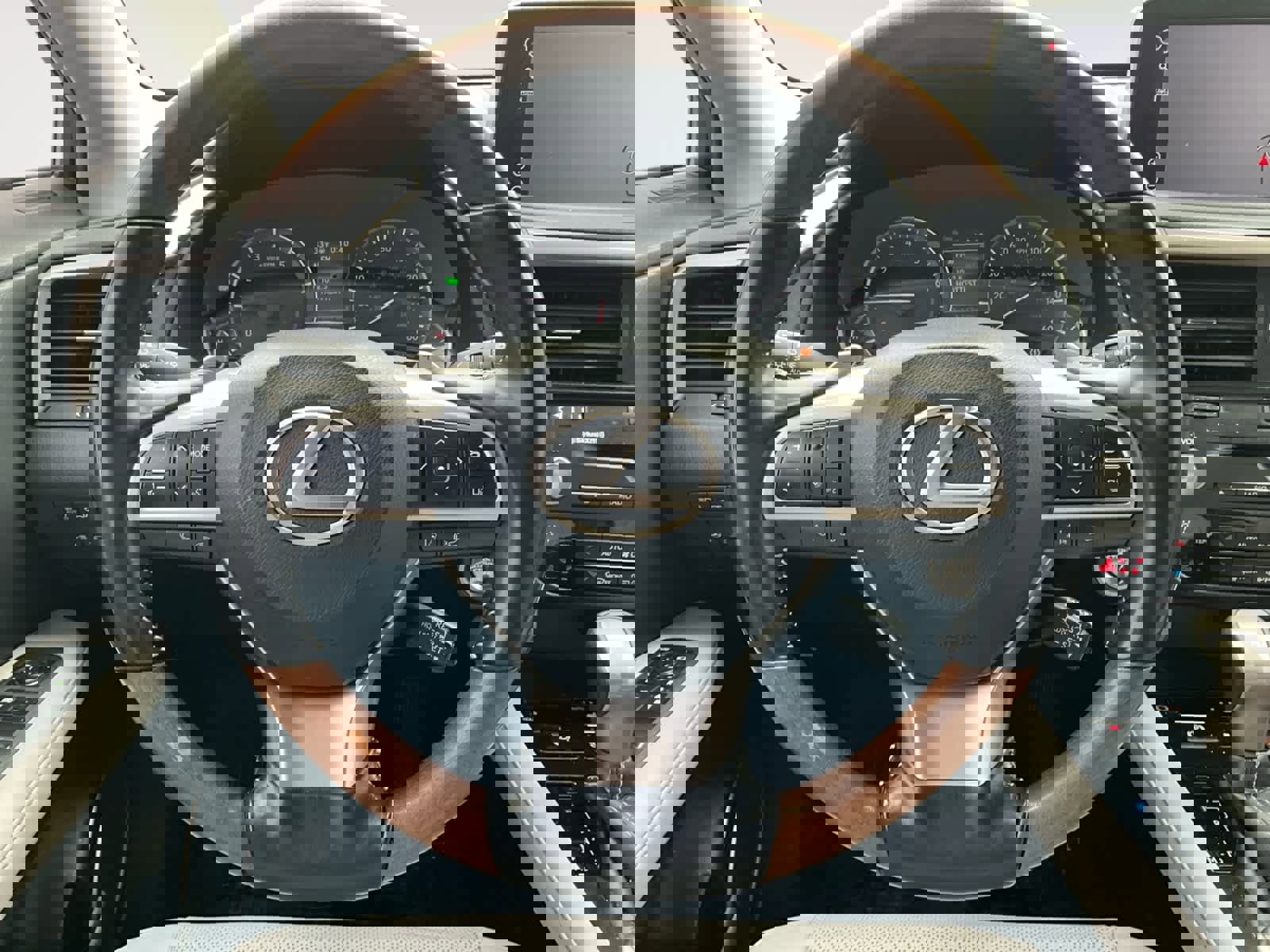 Used 2022 Lexus RX 350L Premium w/ Premium Package image 17