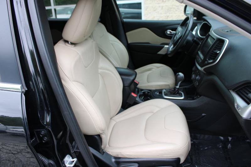 Used 2018 Jeep Cherokee Limited w/ Technology Group FWD image 10