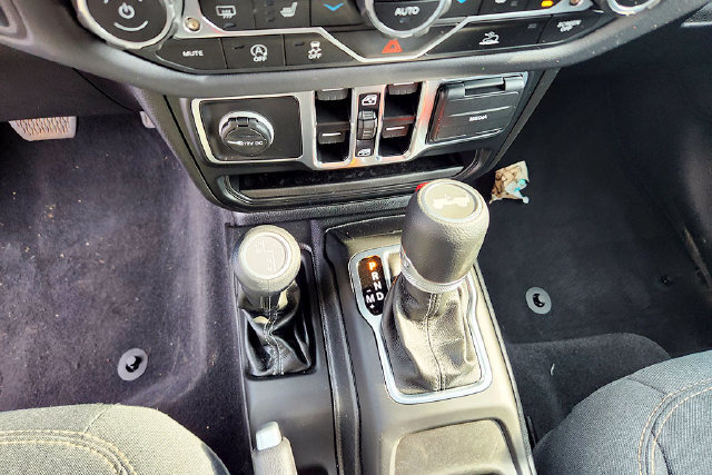 Used 2025 Jeep Wrangler Unlimited Sahara AWD/4WD image 8