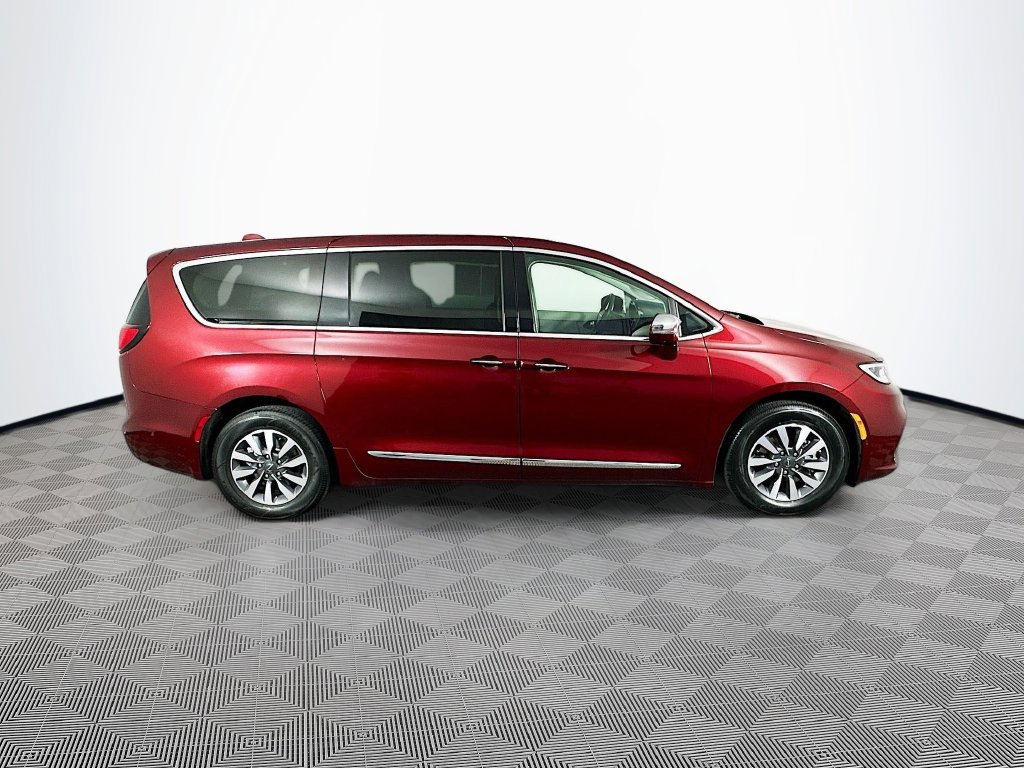 Used 2022 Chrysler Pacifica Limited FWD image 11