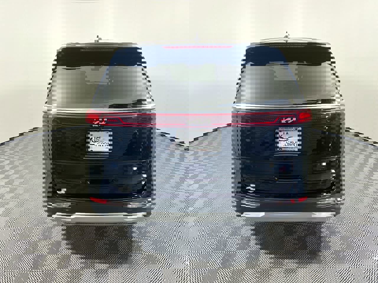 Used 2023 Kia Carnival LX image 4