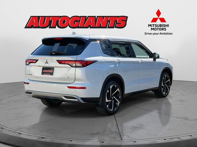 Used 2023 Mitsubishi Outlander SE image 2