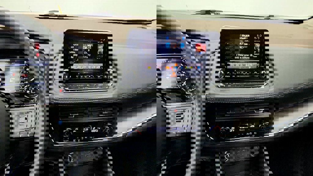 Used 2023 Nissan Rogue SV image 15