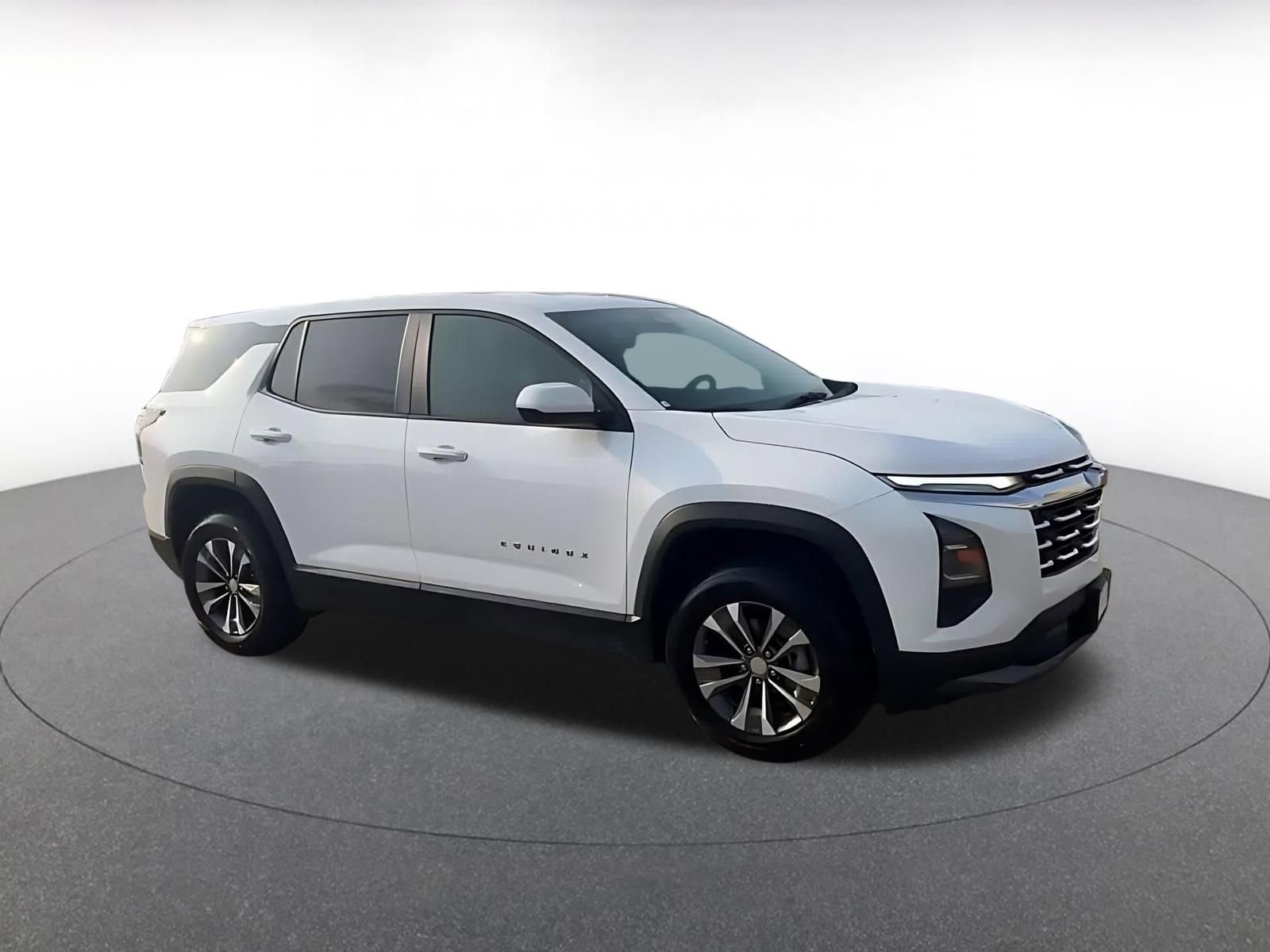 Used 2025 Chevrolet Equinox LT FWD image 2