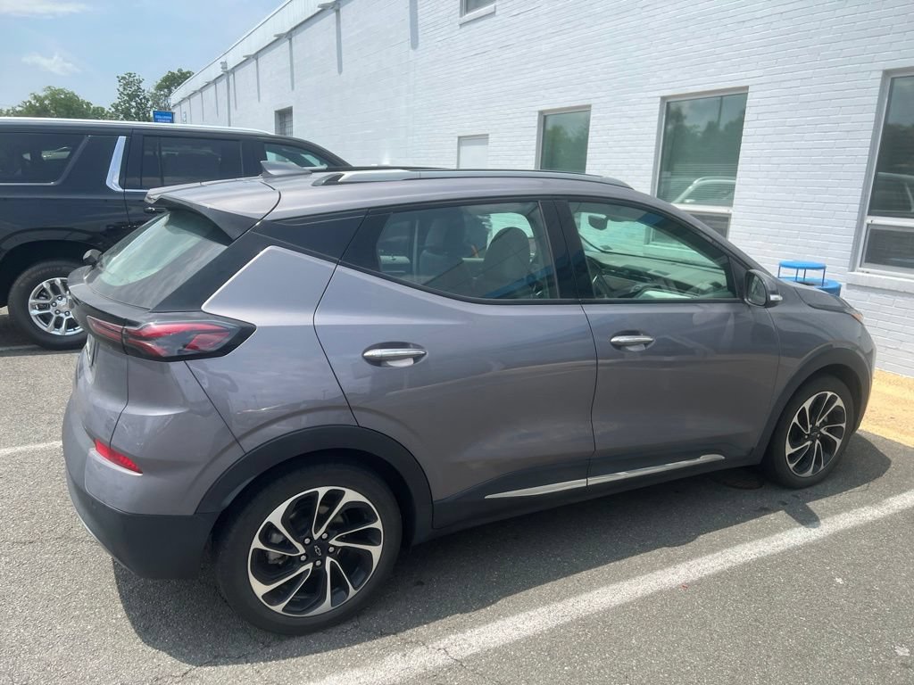 Used 2023 Chevrolet Bolt EUV Premier w/ Sun & Sound Package FWD image 3