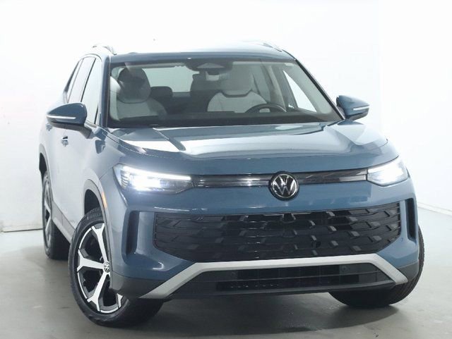 Used 2025 Volkswagen Tiguan SE AWD/4WD image 2