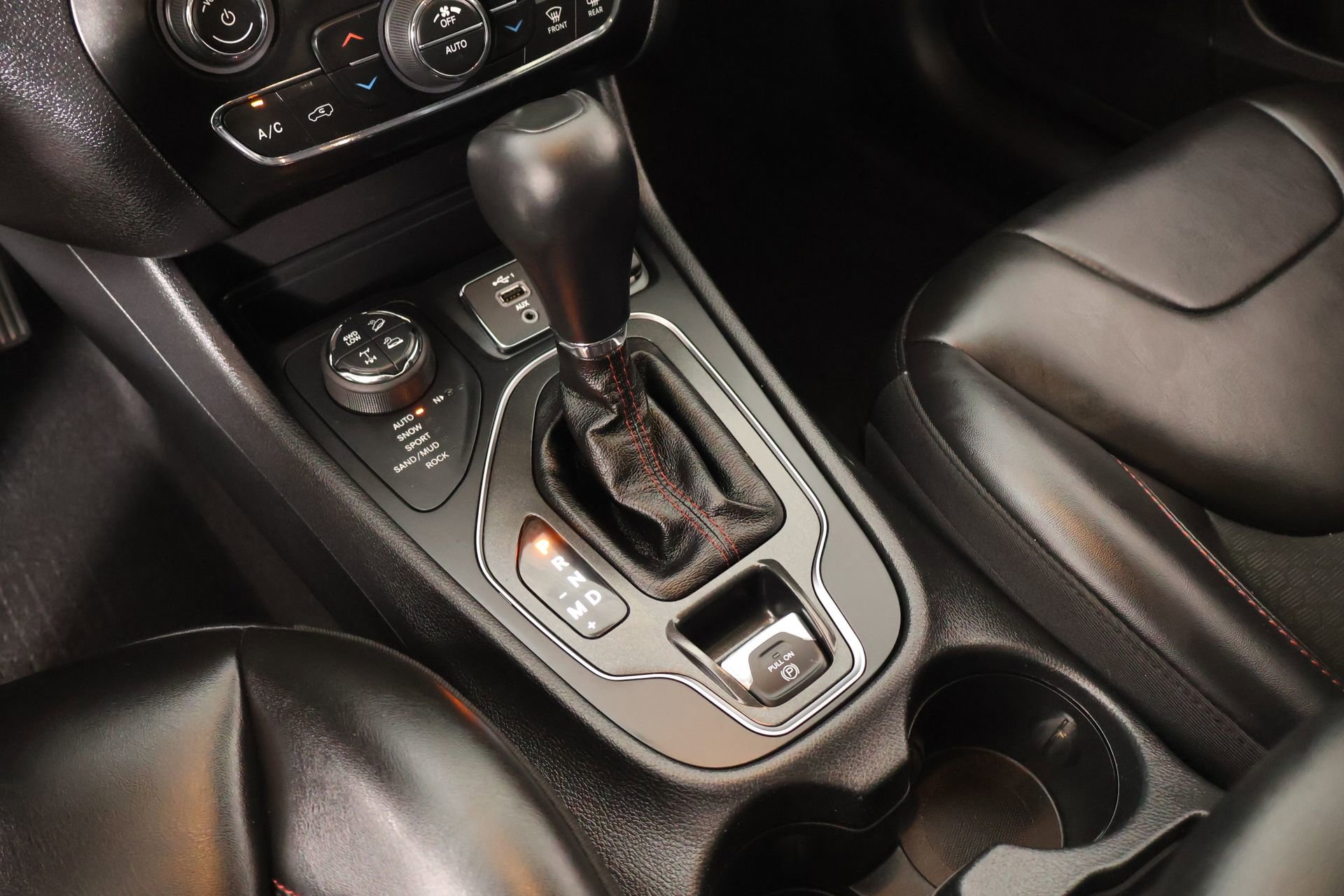 Used 2020 Jeep Cherokee Trailhawk AWD/4WD image 8