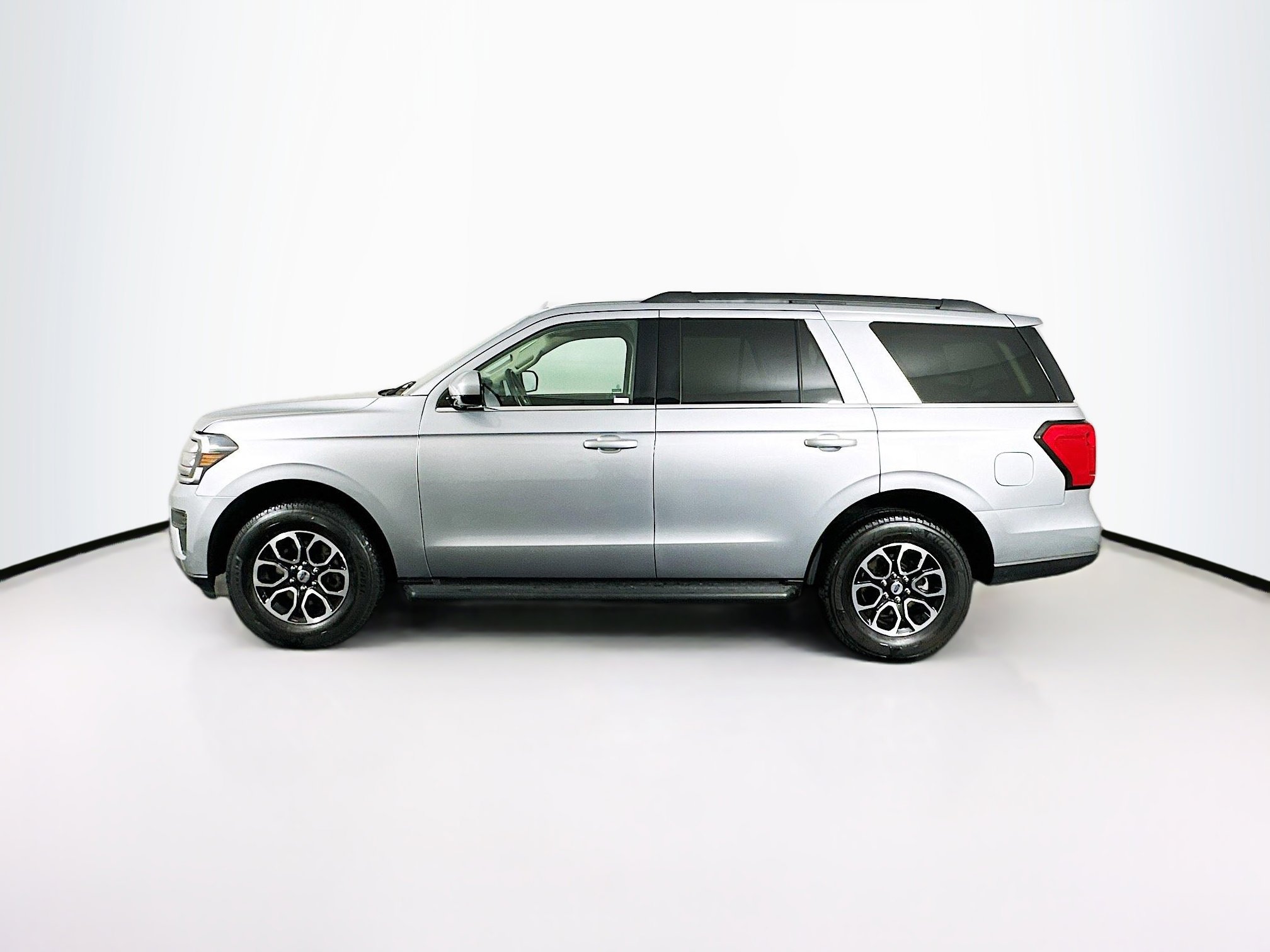 Used 2024 Ford Expedition XLT image 4