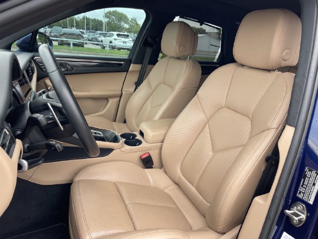 Used 2024 Porsche Macan AWD/4WD image 23