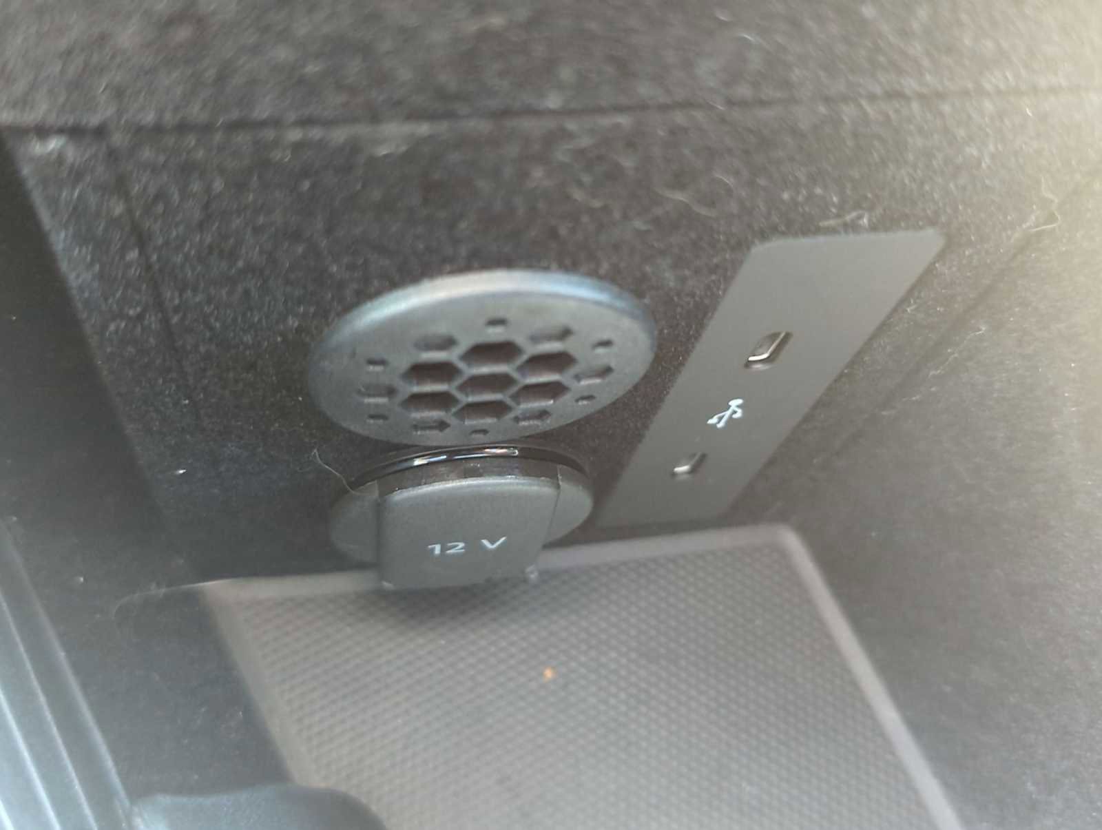 Used 2025 Porsche Taycan image 32