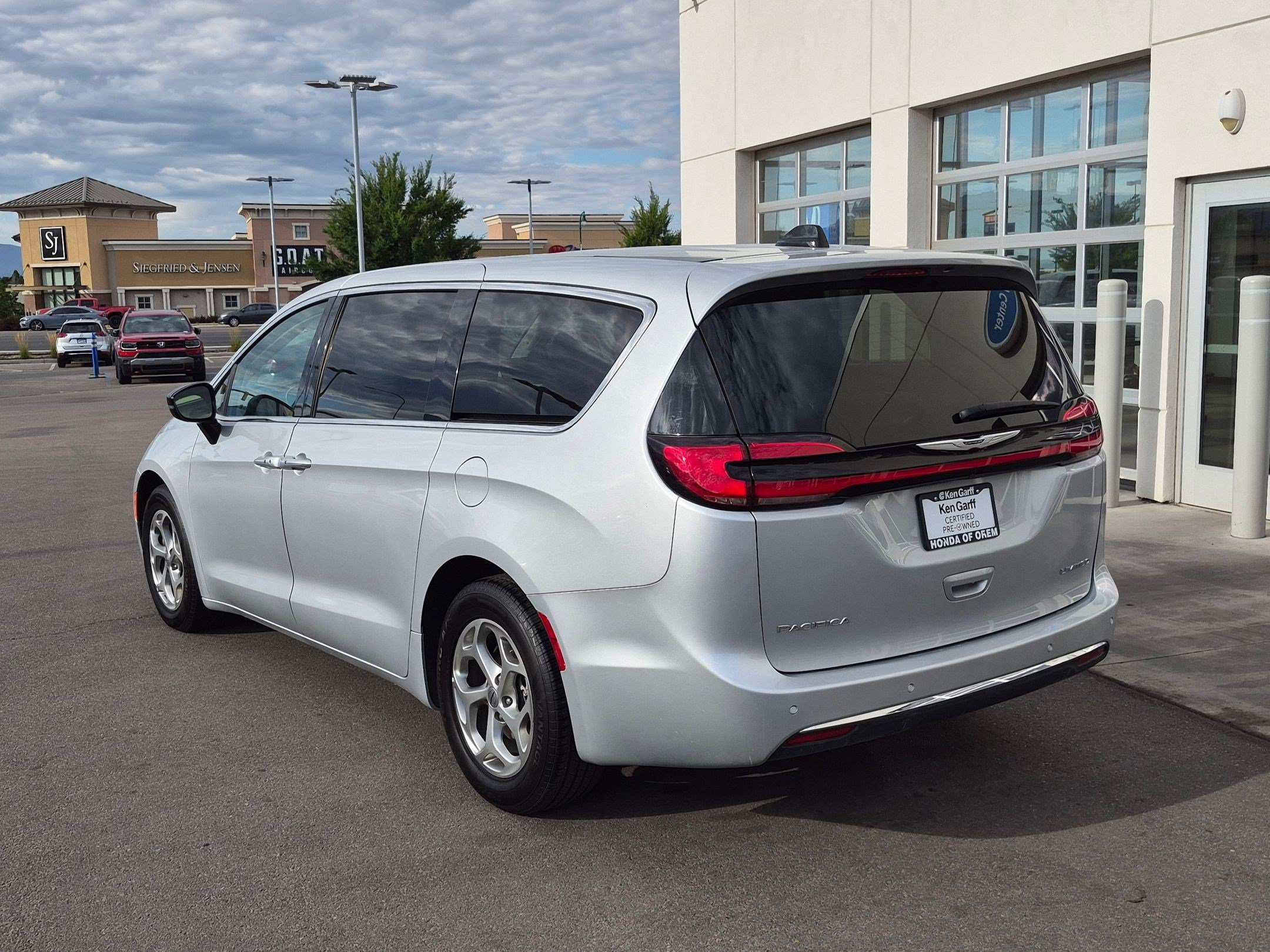 Used 2024 Chrysler Pacifica Limited FWD image 9