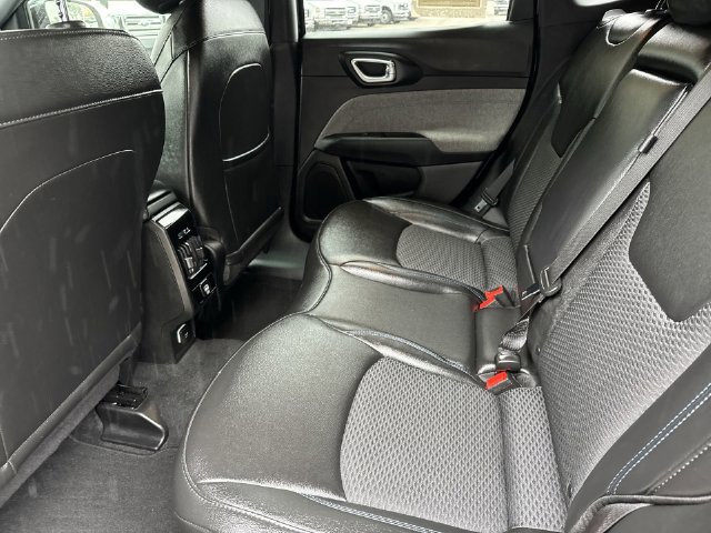Used 2025 Jeep Compass Latitude AWD/4WD image 18