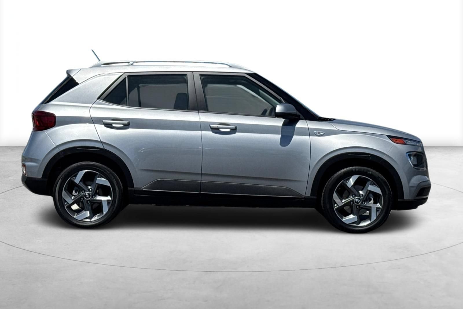 Used 2025 Hyundai Venue SEL FWD image 7