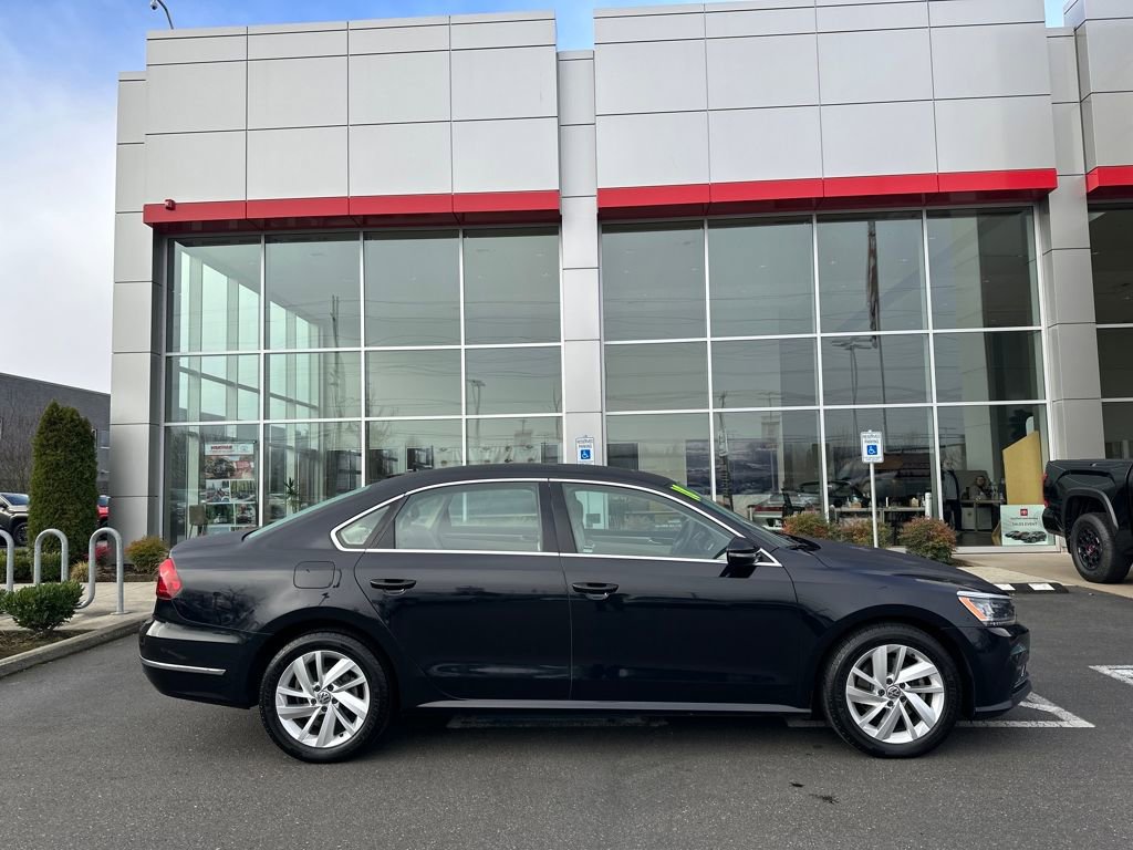 Used 2018 Volkswagen Passat 2.0T SE w/ SE Lighting Package image 2