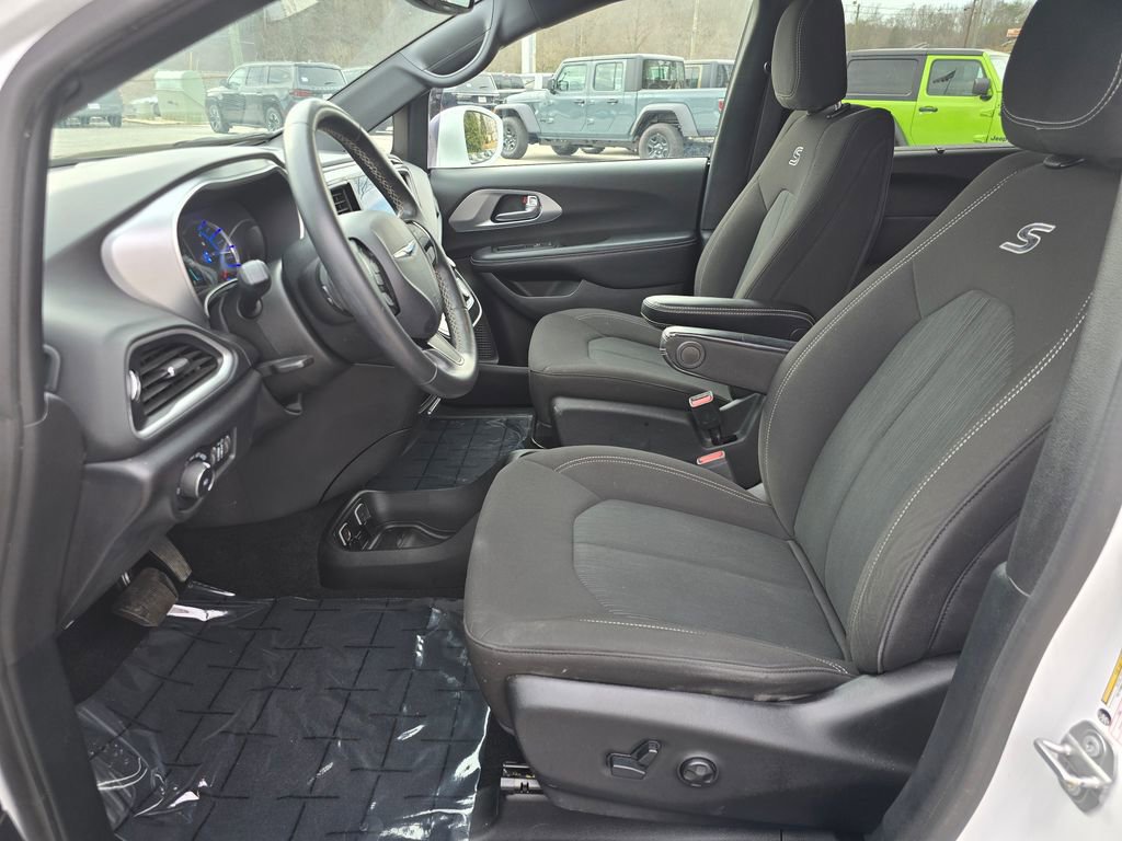 Used 2020 Chrysler Pacifica Touring w/ S Appearance Package image 4