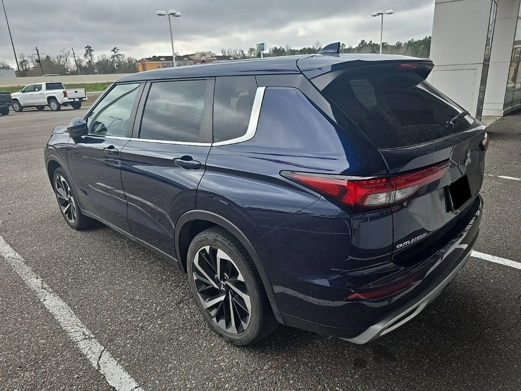 Used 2023 Mitsubishi Outlander SE image 4