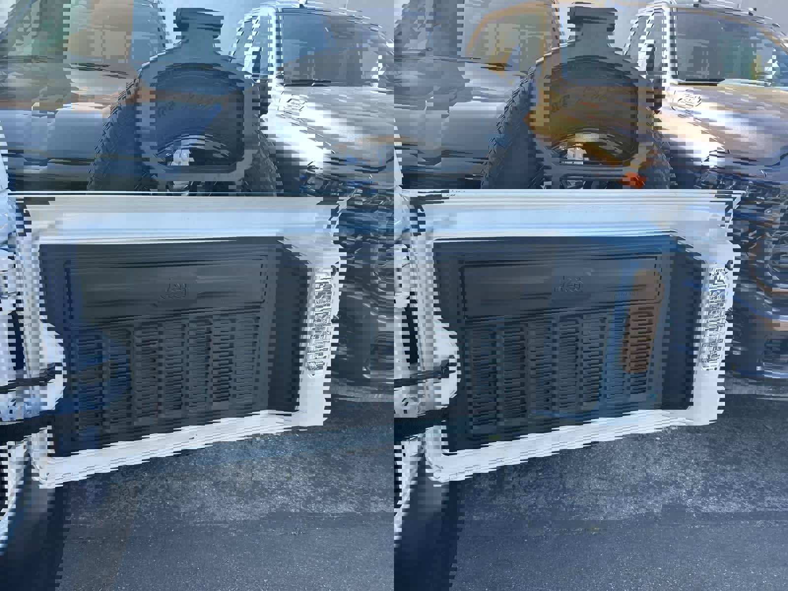 Used 2025 Jeep Wrangler Sahara image 30