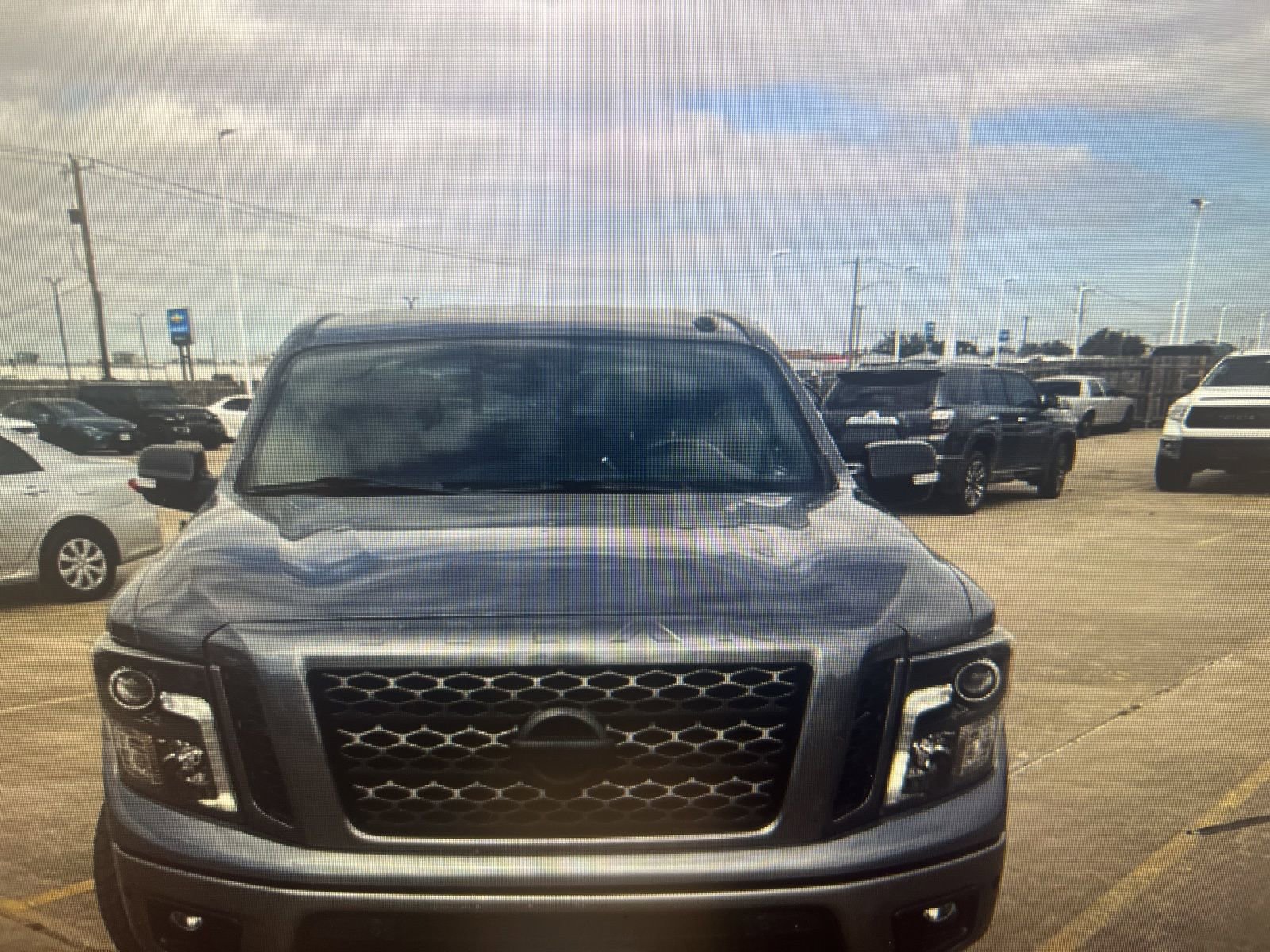Used 2019 Nissan Titan SV w/ SV Convenience Package image 2
