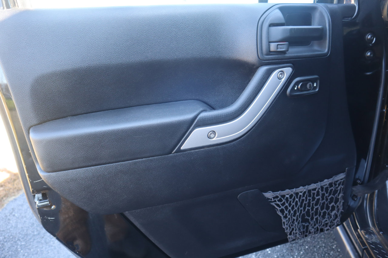 Used 2014 Jeep Wrangler Unlimited Rubicon w/ Connectivity Group image 59