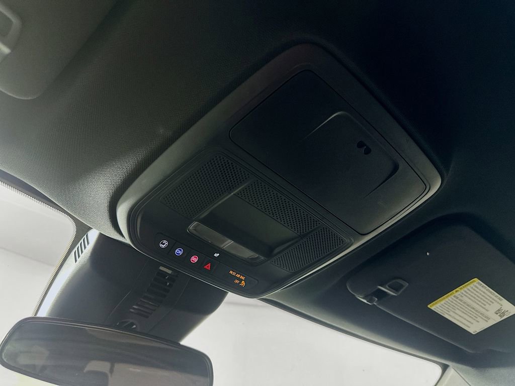 Used 2025 Chevrolet Traverse LT image 36