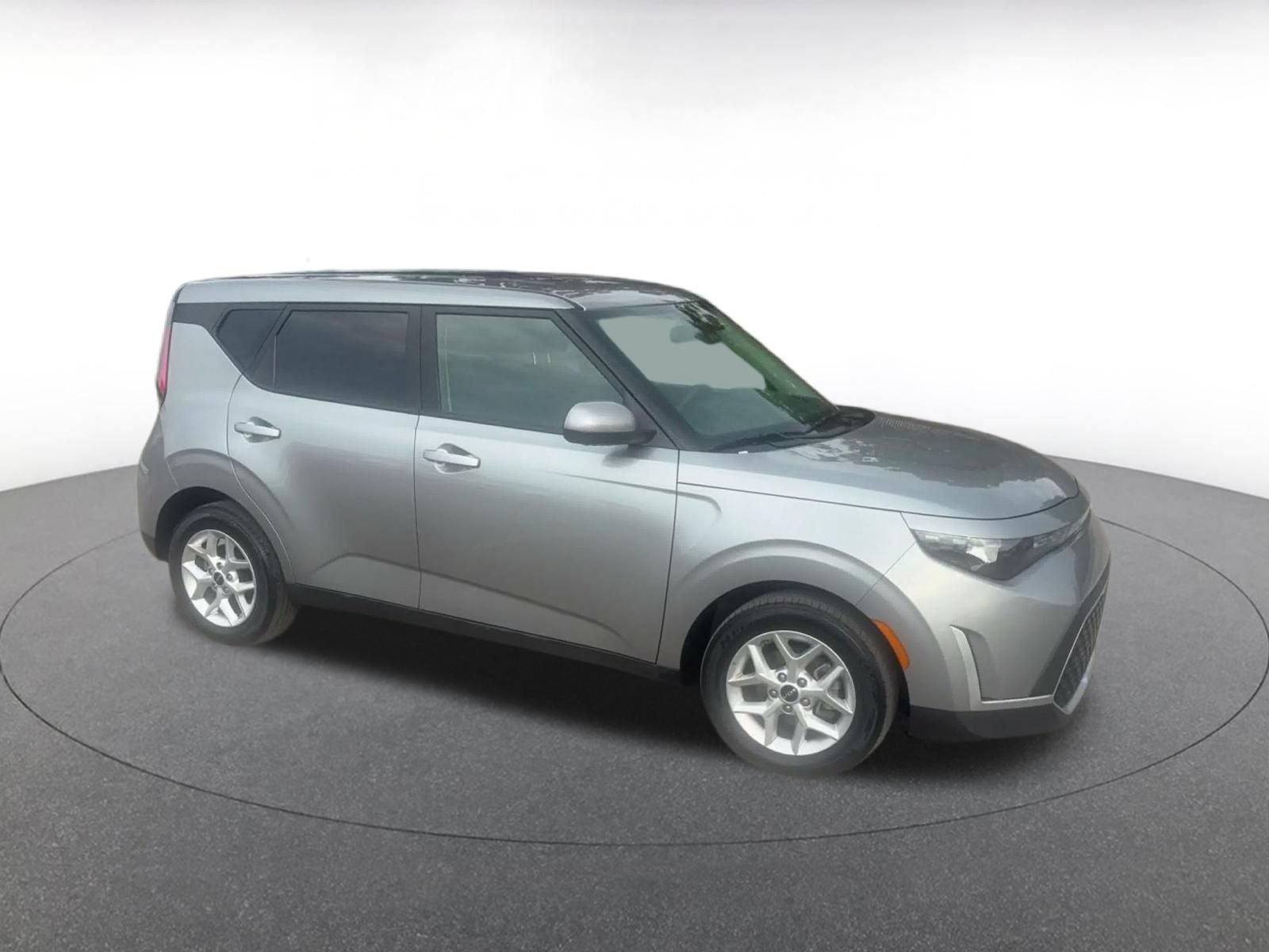 Used 2025 Kia Soul LX w/ LX Technology Package FWD image 2