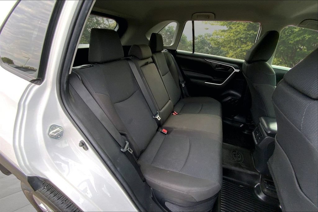 Used 2021 Toyota RAV4 LE AWD/4WD image 25