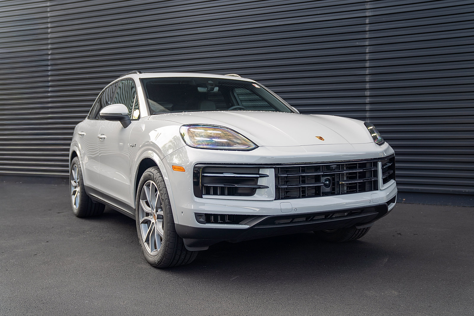 Certified 2025 Porsche Cayenne E-Hybrid w/ Premium Package Plus AWD/4WD image 27