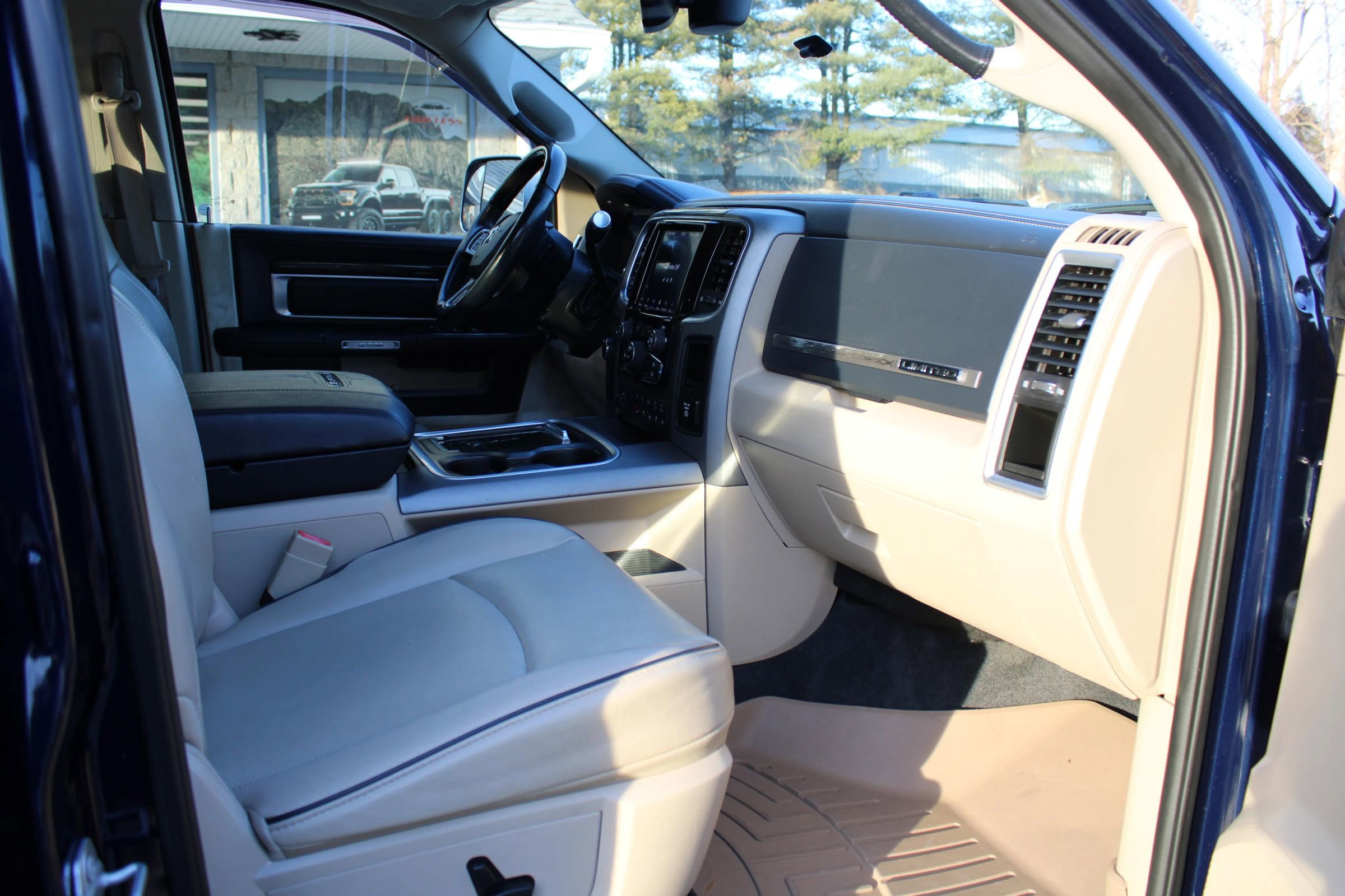 Used 2018 RAM 3500 Laramie Longhorn image 18