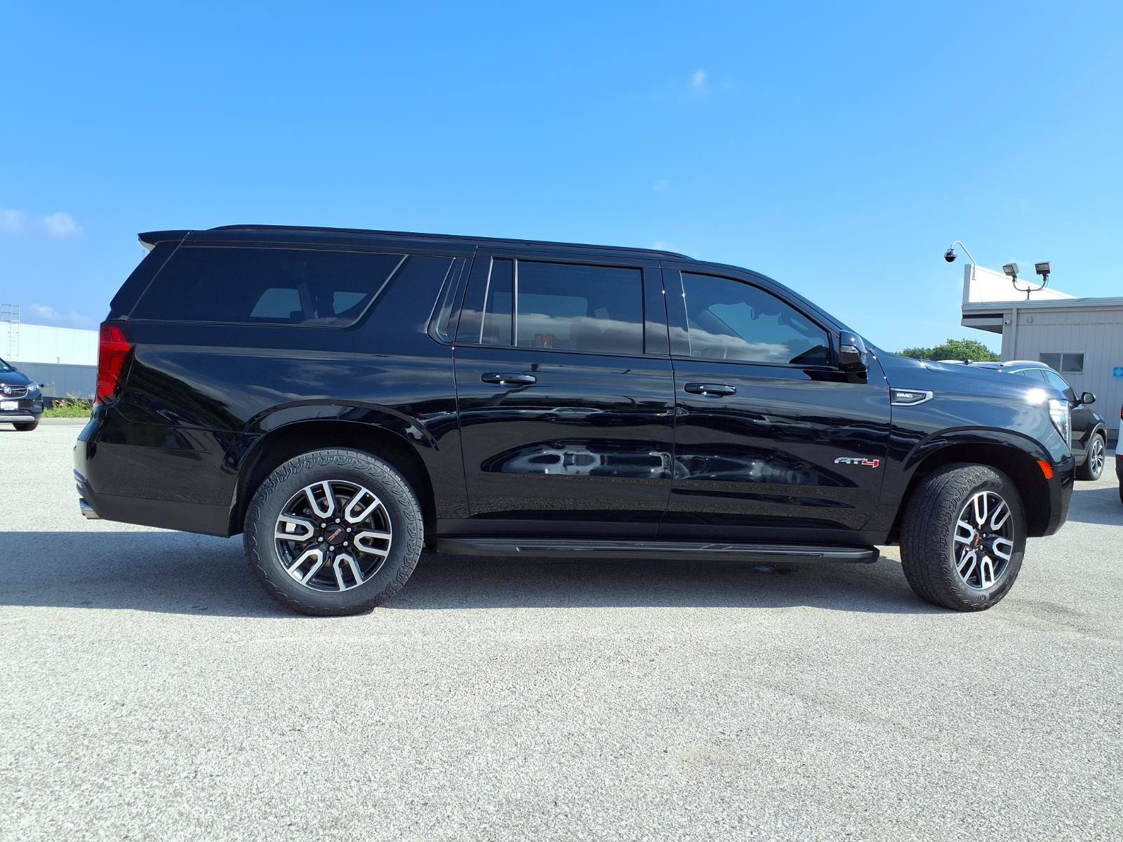 Used 2024 GMC Yukon XL AT4 AWD/4WD image 36