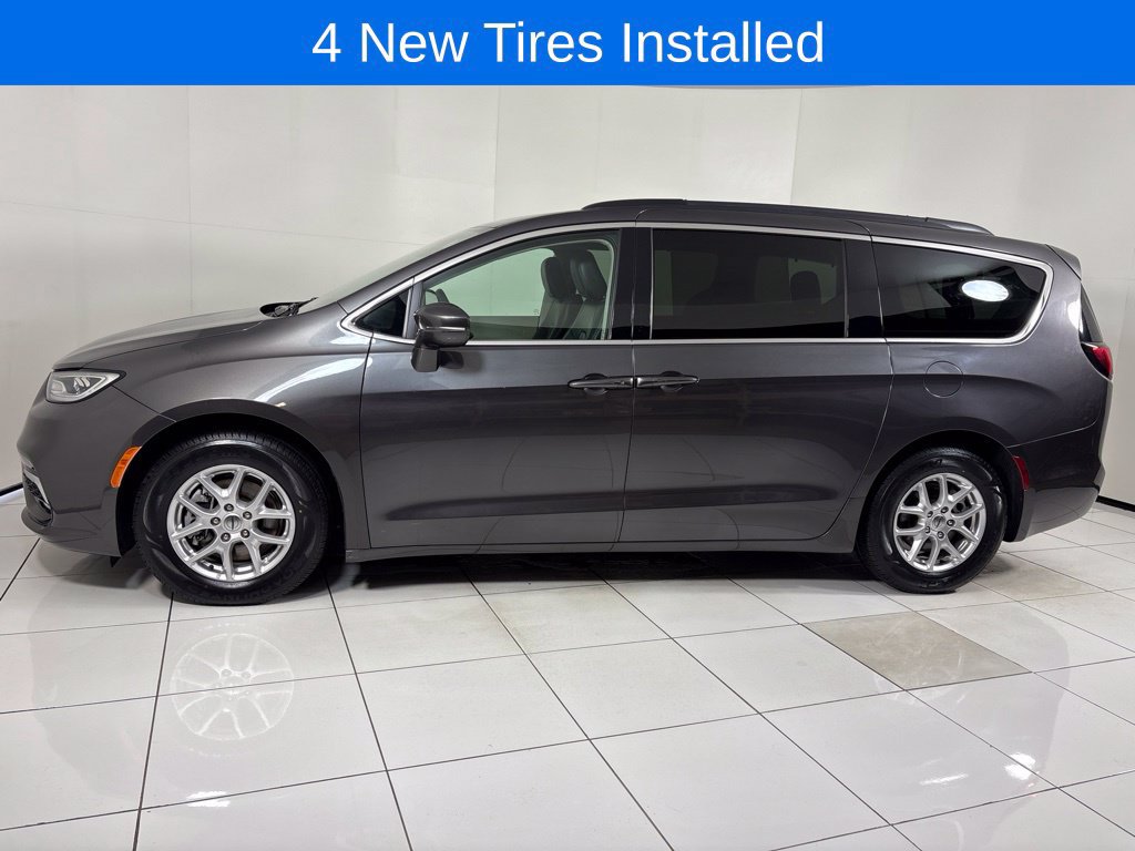 Used 2022 Chrysler Pacifica Touring-L FWD image 2