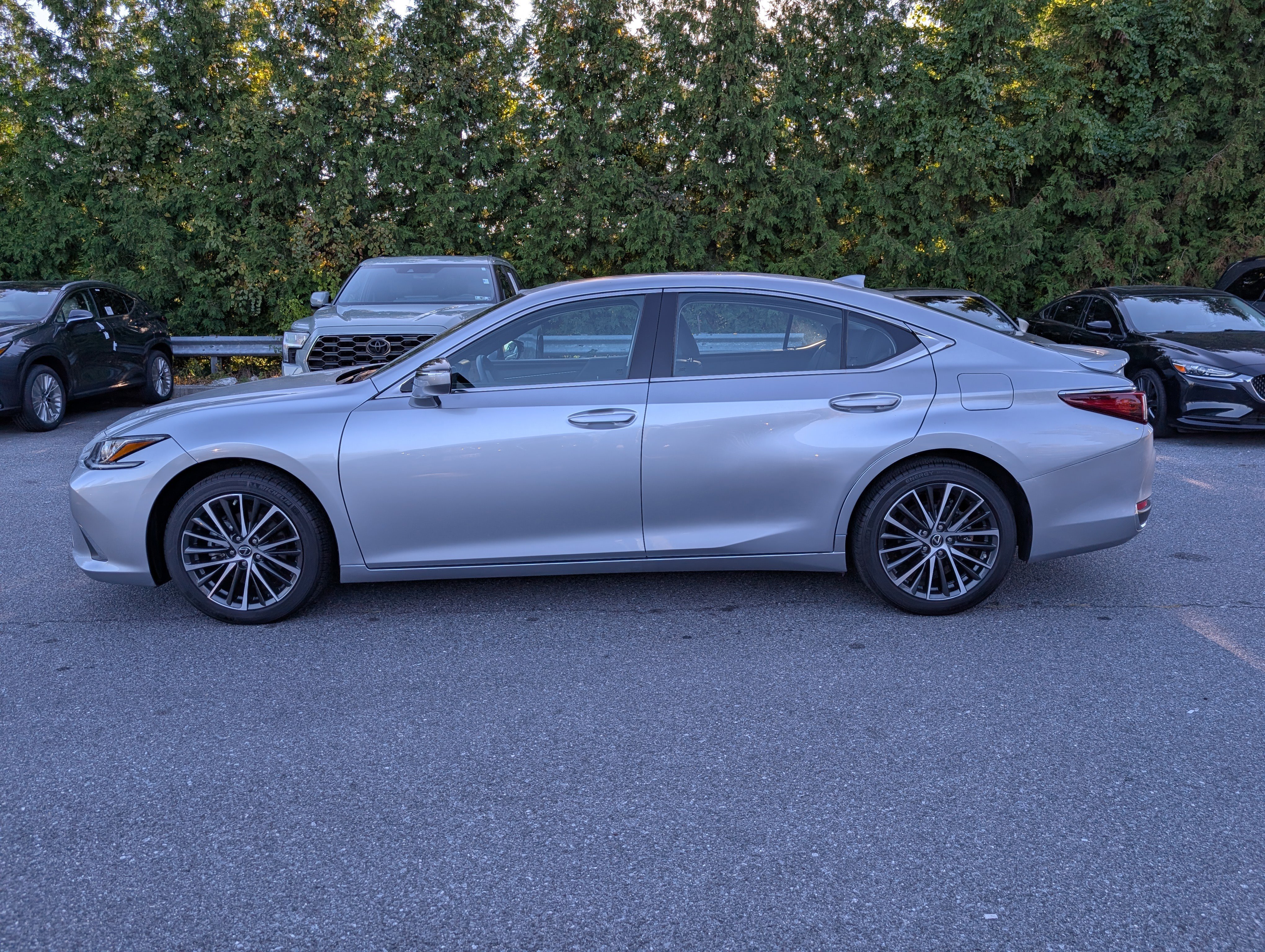Certified 2024 Lexus ES 300h w/ Premium Package image 6