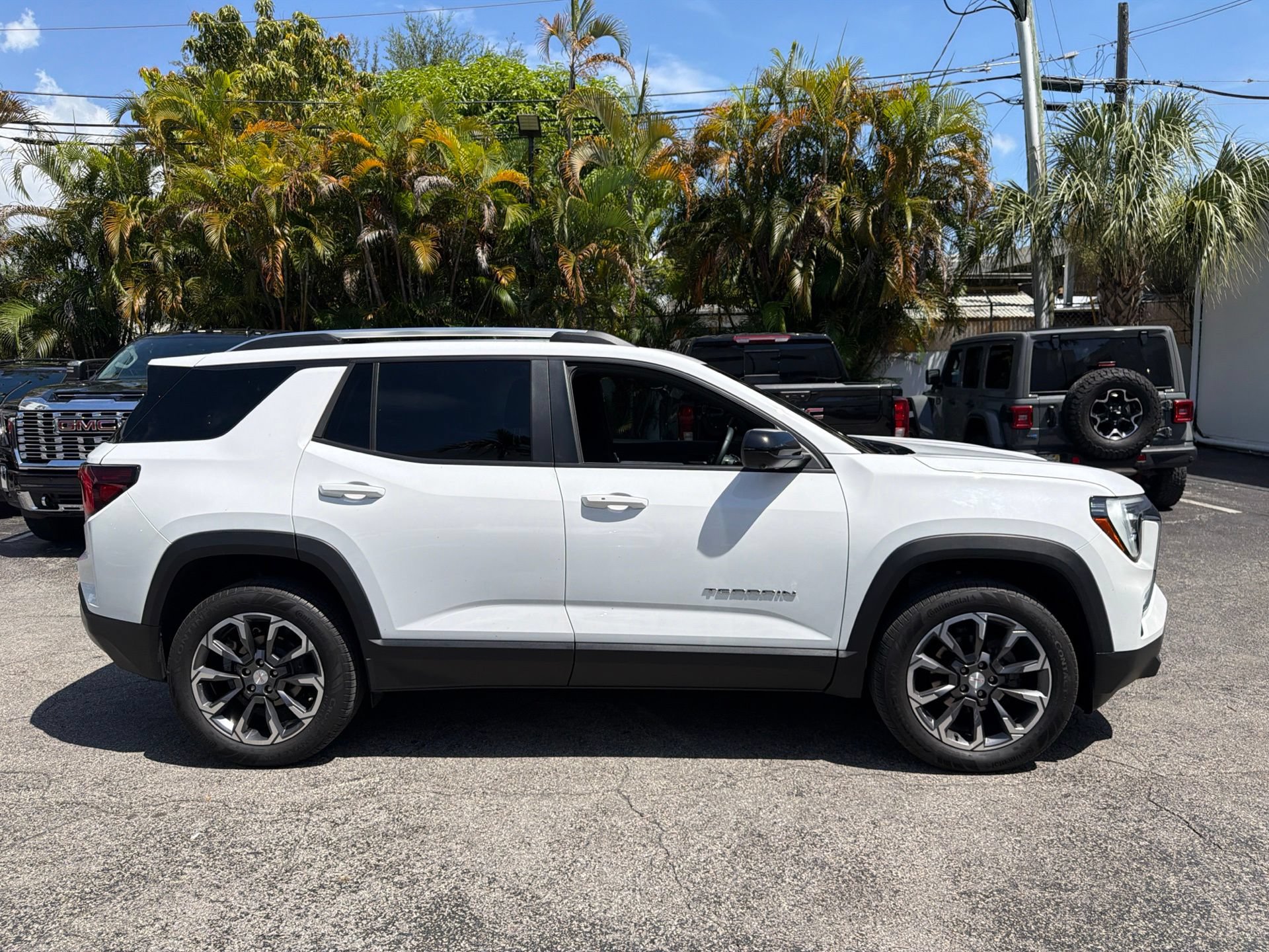 Used 2025 GMC Terrain Elevation w/ Elevation Premium Package AWD/4WD image 4