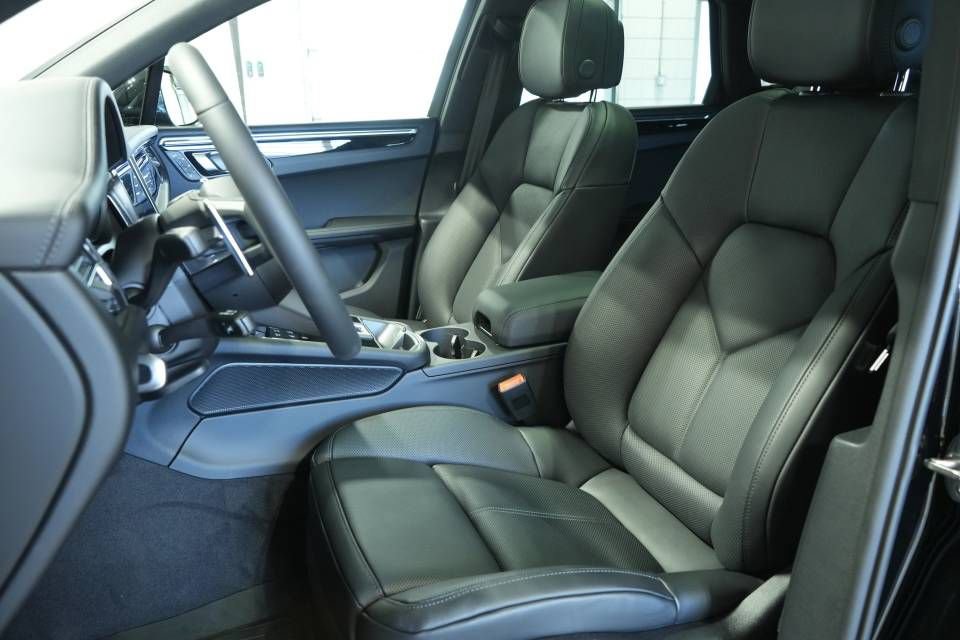 Certified 2025 Porsche Macan AWD/4WD image 5