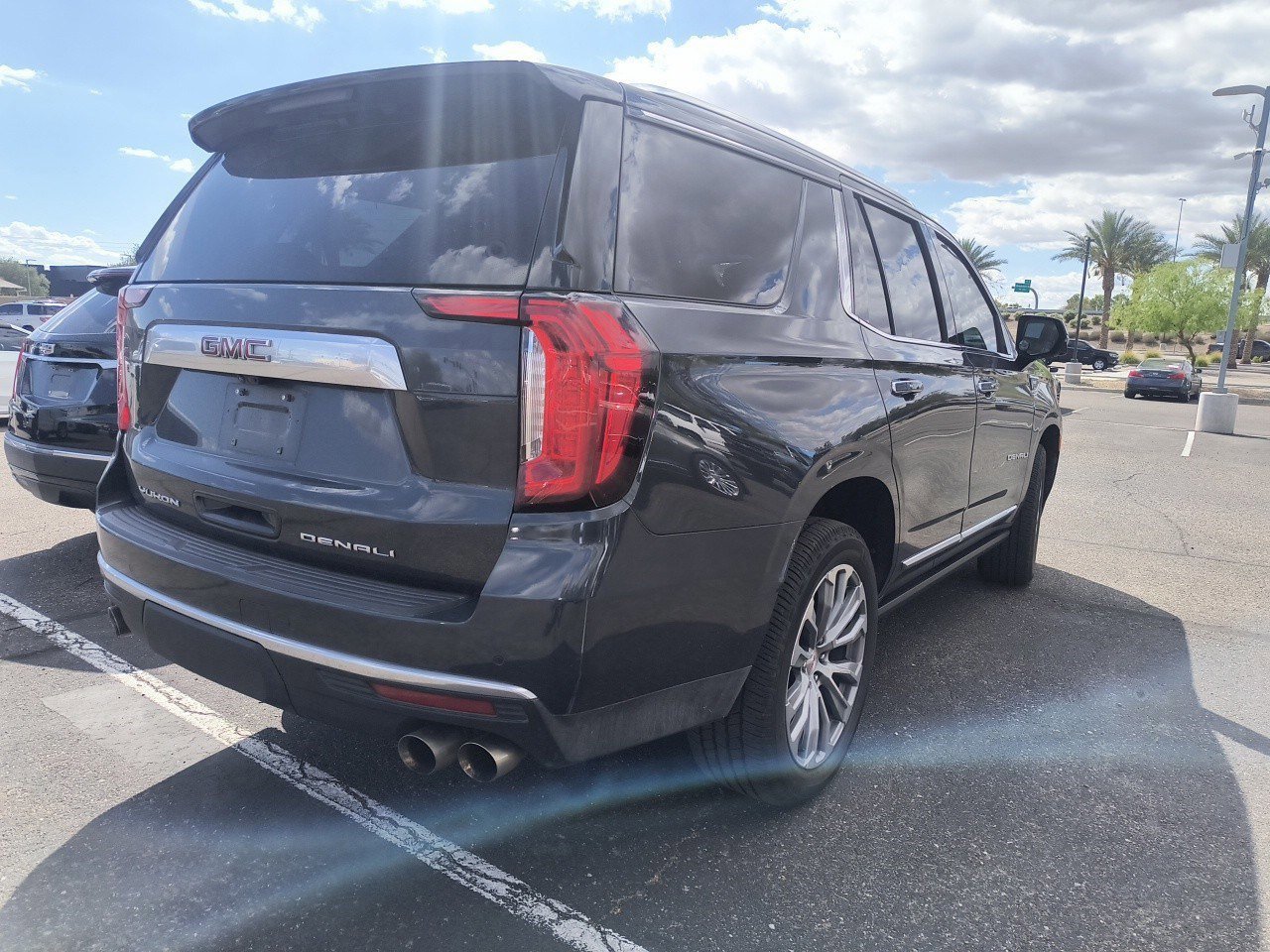 Used 2021 GMC Yukon Denali w/ Denali Premium Package image 6
