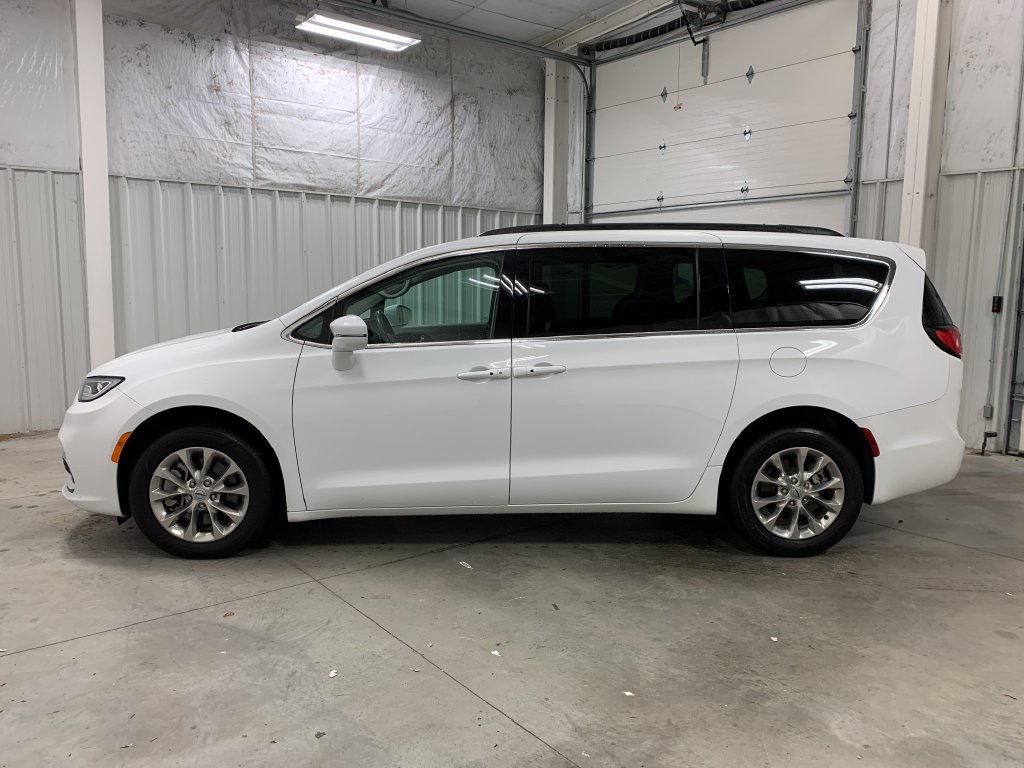 Used 2022 Chrysler Pacifica Touring-L AWD/4WD image 4