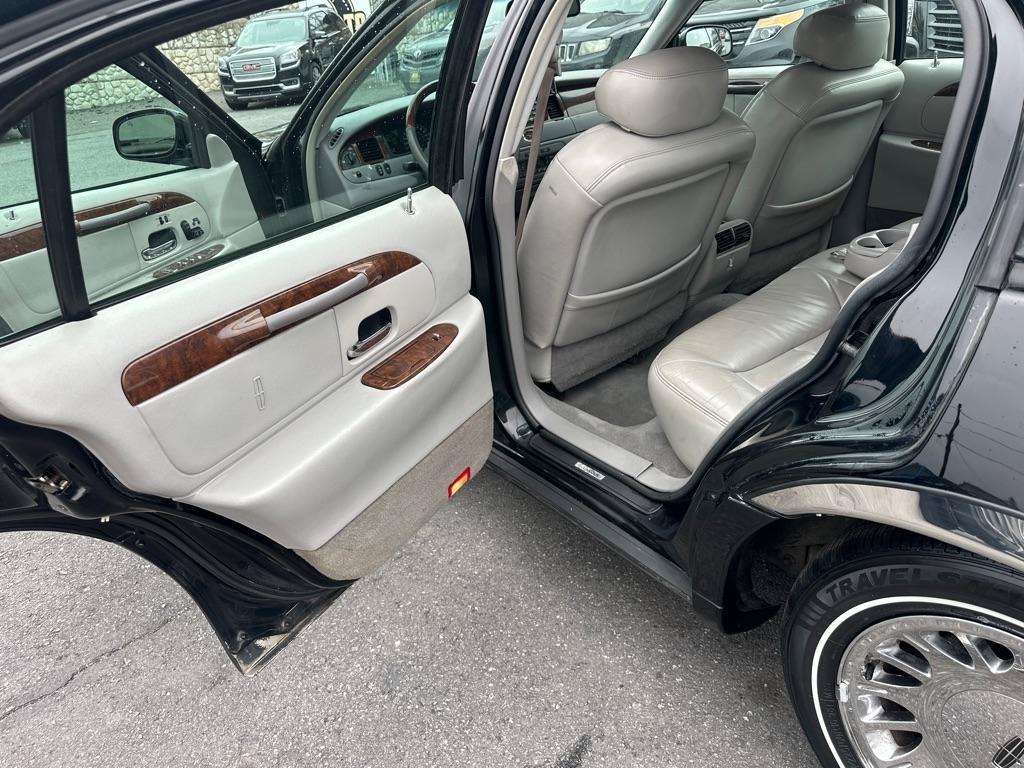 Used 2002 Lincoln Town Car Cartier RWD image 22
