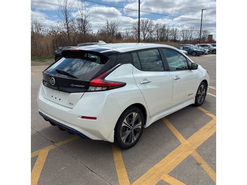 Used 2018 Nissan Leaf SV w/ SV Technology Package image 3
