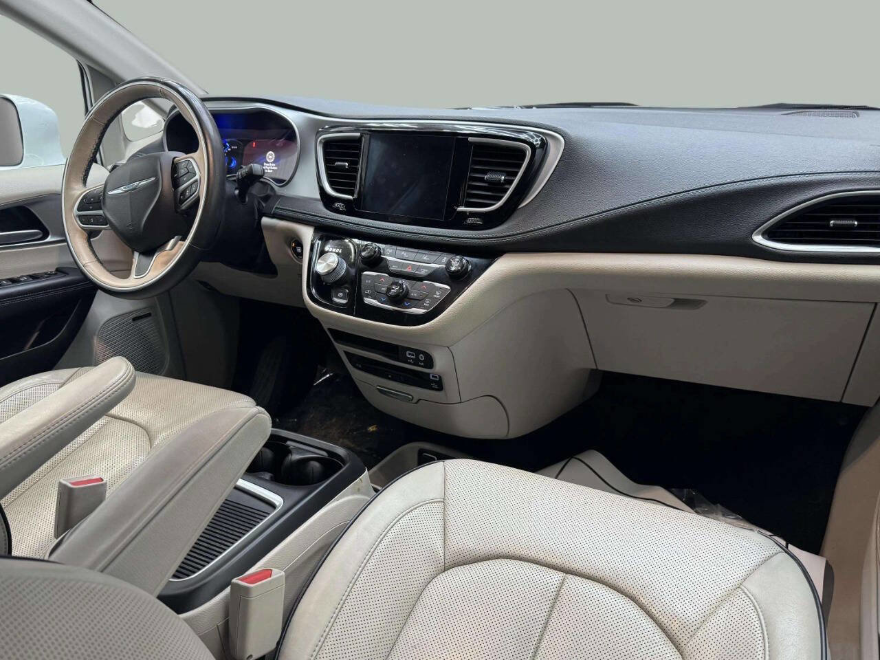 Used 2018 Chrysler Pacifica Limited w/ Advanced Safetytec Group FWD image 7