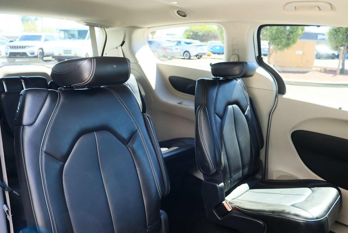 Used 2024 Chrysler Pacifica Touring-L FWD image 30