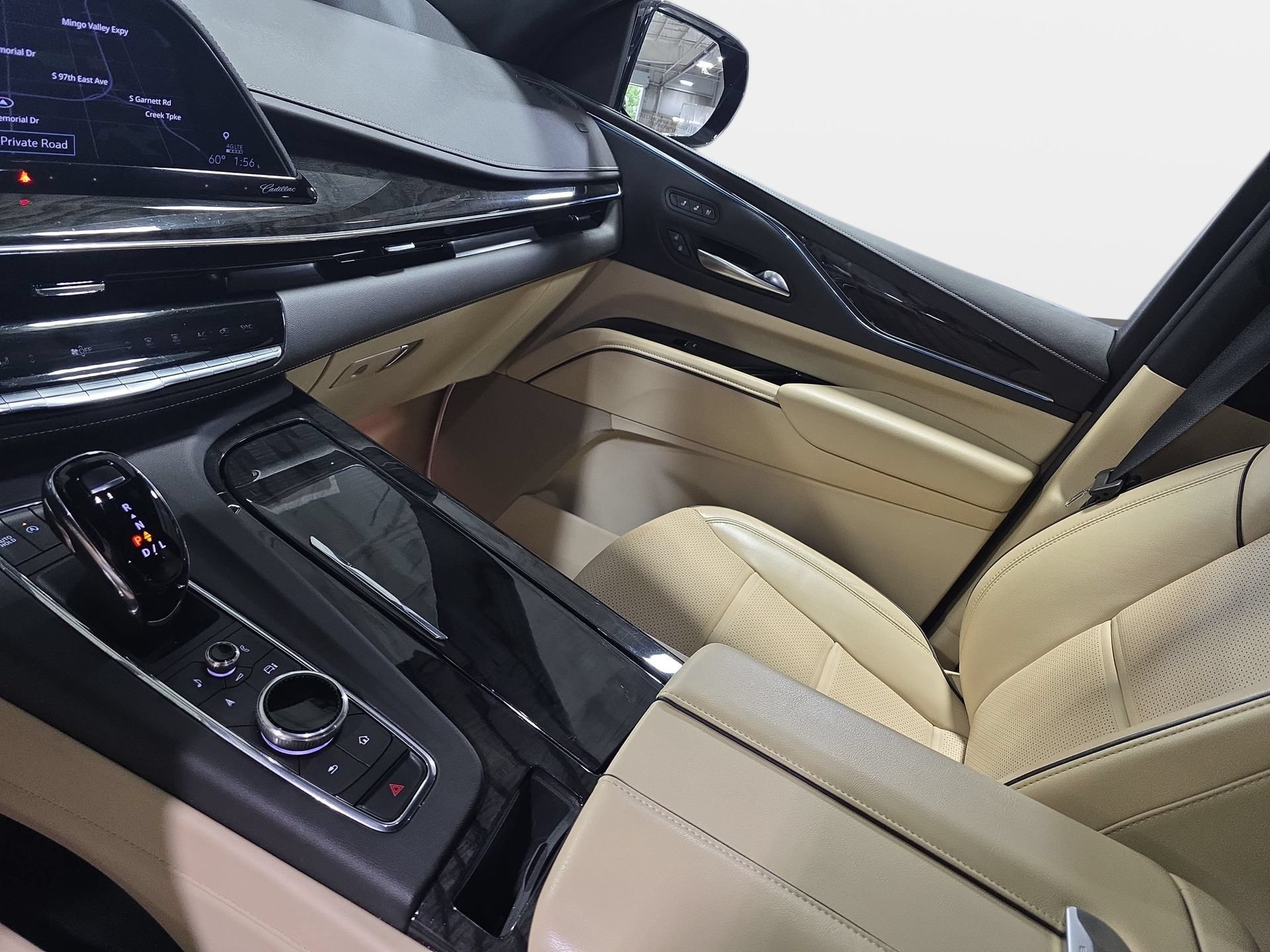 Used 2024 Cadillac Escalade Premium Luxury RWD image 25