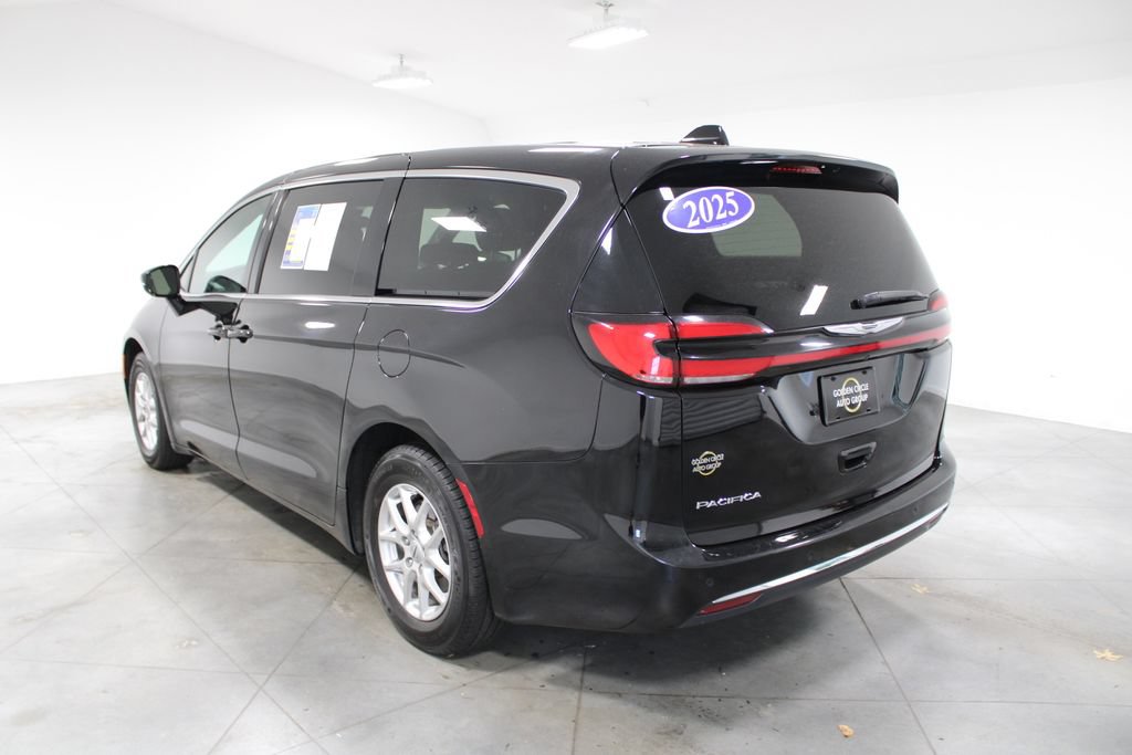 Used 2025 Chrysler Pacifica Select FWD image 7