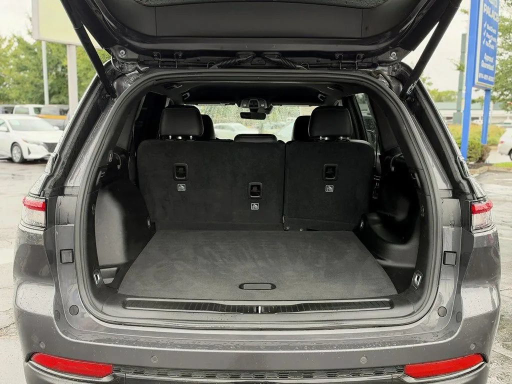 Used 2024 Jeep Grand Cherokee Limited w/ Black Appearance Package RWD image 19