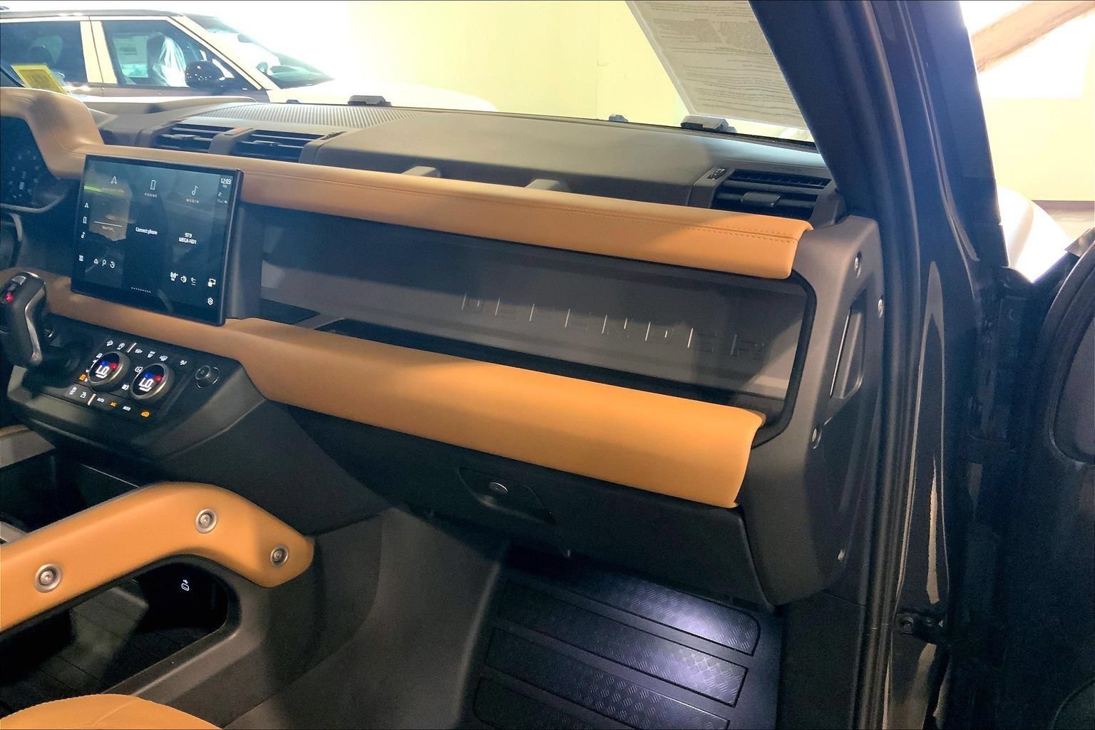 Certified 2025 Land Rover Defender 110 V8 AWD/4WD image 18